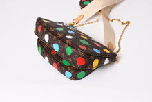 Load image into Gallery viewer, 極美品 LOUIS VUITTON ルイヴィトン 草間彌生 ミュルティ ポシェット アクセソワール M46385 モノグラムキャンバス マルチカラー 中古 4b013939
