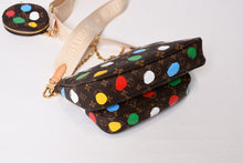 Load image into Gallery viewer, 極美品 LOUIS VUITTON ルイヴィトン 草間彌生 ミュルティ ポシェット アクセソワール M46385 モノグラムキャンバス マルチカラー 中古 4b013939