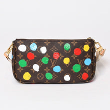 Load image into Gallery viewer, 極美品 LOUIS VUITTON ルイヴィトン 草間彌生 ミュルティ ポシェット アクセソワール M46385 モノグラムキャンバス マルチカラー 中古 4b013939