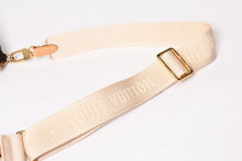 Load image into Gallery viewer, 極美品 LOUIS VUITTON ルイヴィトン 草間彌生 ミュルティ ポシェット アクセソワール M46385 モノグラムキャンバス マルチカラー 中古 4b013939