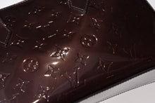 Load image into Gallery viewer, LOUIS VUITTON ルイヴィトン ウィルシャーPM ハンドバッグ M93641 ブラウン アマラント エナメル モノグラムヴェルニ 美品 中古 4b0139461