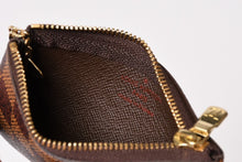 Load image into Gallery viewer, 極美品 LOUIS VUITTON ルイヴィトン ポシェット クレ コインケース 小銭入れ N62658 ダミエ エベヌ ブラウン 中古 4b013951