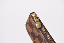 Load image into Gallery viewer, 極美品 LOUIS VUITTON ルイヴィトン ポシェット クレ コインケース 小銭入れ N62658 ダミエ エベヌ ブラウン 中古 4b013951