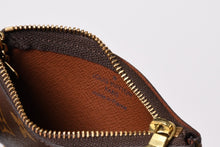 Load image into Gallery viewer, 極美品 LOUIS VUITTON ルイヴィトン ポシェット クレ コインケース 小銭入れ M62650 モノグラム ブラウン 中古 4b013952