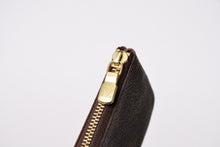 Load image into Gallery viewer, 極美品 LOUIS VUITTON ルイヴィトン ポシェット クレ コインケース 小銭入れ M62650 モノグラム ブラウン 中古 4b013952