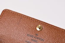 Load image into Gallery viewer, LOUIS VUITTON ルイヴィトン ミュルティクレ6 キーケース M62630 モノグラム PVC レザー ブラウン 6連 美品 中古 4b013961