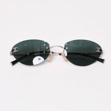 Load image into Gallery viewer, CHANEL シャネル リムレス サングラス アイウェア 4003 c103/71 サイズ53□19 130 ココマーク ブラック シルバー 美品 中古 4b013969