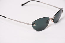 Load image into Gallery viewer, CHANEL シャネル リムレス サングラス アイウェア 4003 c103/71 サイズ53□19 130 ココマーク ブラック シルバー 美品 中古 4b013969