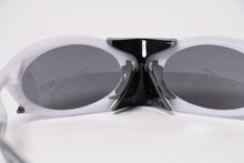 Load image into Gallery viewer, 極美品 OAKLEY オークリー PLANTARIS プランタリス サングラス アイウェア OO9437 サイズ63□19 126 グレー 中古 4b013979