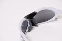 Load image into Gallery viewer, 極美品 OAKLEY オークリー PLANTARIS プランタリス サングラス アイウェア OO9437 サイズ63□19 126 グレー 中古 4b013979