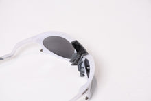 Load image into Gallery viewer, 極美品 OAKLEY オークリー PLANTARIS プランタリス サングラス アイウェア OO9437 サイズ63□19 126 グレー 中古 4b013979