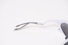 Load image into Gallery viewer, 極美品 OAKLEY オークリー PLANTARIS プランタリス サングラス アイウェア OO9437 サイズ63□19 126 グレー 中古 4b013979
