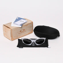 Load image into Gallery viewer, 極美品 OAKLEY オークリー PLANTARIS プランタリス サングラス アイウェア OO9437 サイズ63□19 126 グレー 中古 4b013979