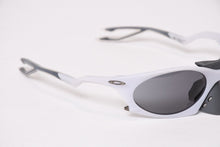 Load image into Gallery viewer, 極美品 OAKLEY オークリー PLANTARIS プランタリス サングラス アイウェア OO9437 サイズ63□19 126 グレー 中古 4b013979