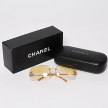 Load image into Gallery viewer, CHANEL シャネル リムレス サングラス アイウェア 4017-D c.125/56 サイズ62□17 120 ココマーク ラインストーン イエロー 美品 中古 4b014020