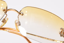 Load image into Gallery viewer, CHANEL シャネル リムレス サングラス アイウェア 4017-D c.125/56 サイズ62□17 120 ココマーク ラインストーン イエロー 美品 中古 4b014020