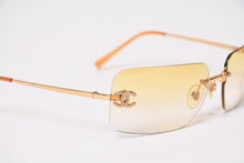 Load image into Gallery viewer, CHANEL シャネル リムレス サングラス アイウェア 4017-D c.125/56 サイズ62□17 120 ココマーク ラインストーン イエロー 美品 中古 4b014020