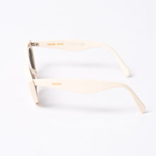 画像をギャラリービューアに読み込む, CELINE セリーヌ Sunglasses サングラス クリームカラー キャットアイ 56□20 145 CL4019IN 美品 中古 4b014166