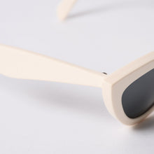 画像をギャラリービューアに読み込む, CELINE セリーヌ Sunglasses サングラス クリームカラー キャットアイ 56□20 145 CL4019IN 美品 中古 4b014166