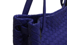Load image into Gallery viewer, 極美品 BOTTEGA VENETA ボッテガヴェネタ イントレチャート スモール ガルダバッグ ハンドバッグ 405071 ブルー 中古 4b002667