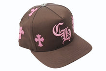画像をギャラリービューアに読み込む, 極美品 CHROME HEARTS クロムハーツ CH刺繍 クロスパッチ トラッカーキャップ 帽子 U.S.A製 ブラウン ピンク シルバー金具 中古 4b004404