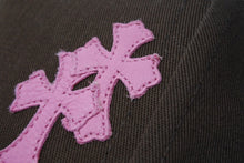 画像をギャラリービューアに読み込む, 極美品 CHROME HEARTS クロムハーツ CH刺繍 クロスパッチ トラッカーキャップ 帽子 U.S.A製 ブラウン ピンク シルバー金具 中古 4b004404