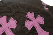 画像をギャラリービューアに読み込む, 極美品 CHROME HEARTS クロムハーツ CH刺繍 クロスパッチ トラッカーキャップ 帽子 U.S.A製 ブラウン ピンク シルバー金具 中古 4b004404