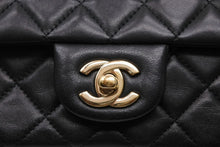 Load image into Gallery viewer, CHANEL シャネル ミニマトラッセ20 SフラップSチェーンショルダーバッグ ランダム番台 ラムスキン ブラック ゴールド金具 美品 中古 4b010496
