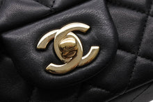 Load image into Gallery viewer, CHANEL シャネル ミニマトラッセ20 SフラップSチェーンショルダーバッグ ランダム番台 ラムスキン ブラック ゴールド金具 美品 中古 4b010496