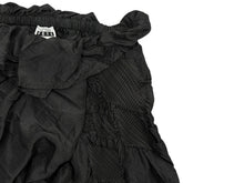 Load image into Gallery viewer, ISSEY MIYAKE FETE イッセイミヤケフェット プリーツ イージーワイドパンツ IF82FF234 ブラック シルク 美品 中古 4b010948