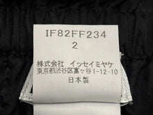 Load image into Gallery viewer, ISSEY MIYAKE FETE イッセイミヤケフェット プリーツ イージーワイドパンツ IF82FF234 ブラック シルク 美品 中古 4b010948