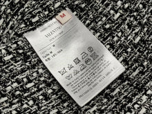 Load image into Gallery viewer, 極美品 Valentino ヴァレンチノ スタッズ ツイードジャケット ブラック ホワイト サイズ M ブラック金具 中古 4b011448