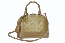 Load image into Gallery viewer, 極美品 LOUIS VUITTON ルイヴィトン アルマBB 2WAYハンドバッグ M90104 ゴールド モノグラム ゴールド金具 ヴェルニ 中古 4b010806