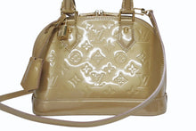 Load image into Gallery viewer, 極美品 LOUIS VUITTON ルイヴィトン アルマBB 2WAYハンドバッグ M90104 ゴールド モノグラム ゴールド金具 ヴェルニ 中古 4b010806