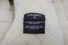 Load image into Gallery viewer, 新品同様品 CHANEL シャネル ココネージュ フライトキャップ AAA429 ベージュ ブラック ホワイト スウェード ムートン 中古 4b011760