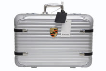 Load image into Gallery viewer, 極美品 RIMOWA リモワ × PORSCHE ポルシェ ハンドキャリーケース スーツケース 9229001290 シルバー エンブレム ジェラルミン 中古 4b011111