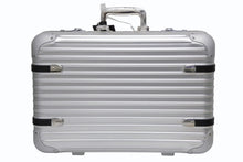 Load image into Gallery viewer, 極美品 RIMOWA リモワ × PORSCHE ポルシェ ハンドキャリーケース スーツケース 9229001290 シルバー エンブレム ジェラルミン 中古 4b011111