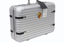 Load image into Gallery viewer, 極美品 RIMOWA リモワ × PORSCHE ポルシェ ハンドキャリーケース スーツケース 9229001290 シルバー エンブレム ジェラルミン 中古 4b011111