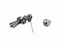 Load image into Gallery viewer, 新品未使用 CHROME HEARTS クロムハーツ CHクロス ベビーファット ピアス 14k 重量2.4g シルバー 2004/.925刻印 中古 4b011443