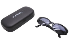 Load image into Gallery viewer, CHANEL シャネル ココマーク オーバル型 サングラス 03517 ブラック プラスチック 美品 中古 4b012417