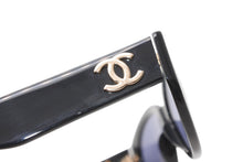 Load image into Gallery viewer, CHANEL シャネル ココマーク オーバル型 サングラス 03517 ブラック プラスチック 美品 中古 4b012417