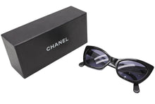 画像をギャラリービューアに読み込む, 極美品 CHANEL シャネル ココマーク キャッツアイシェイプ サングラス 01943 ブラック ブルーレンズ プラスチック 中古 4b012396