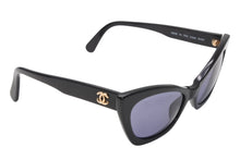 画像をギャラリービューアに読み込む, 極美品 CHANEL シャネル ココマーク キャッツアイシェイプ サングラス 01943 ブラック ブルーレンズ プラスチック 中古 4b012396