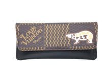Load image into Gallery viewer, 新品未使用 LOUIS VUITTON ルイヴィトン エテュイ NIGO メガネケース モノグラムキャンバス ブラウン シルバー金具 中古 4b012047