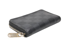 Load image into Gallery viewer, LOUIS VUITTON ルイヴィトン ジッピーコインパース ダミエグラフィット N63076 フランス製 PVC ブラック シルバー 美品 中古 4b011565