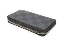 Load image into Gallery viewer, LOUIS VUITTON ルイヴィトン ジッピーコインパース ダミエグラフィット N63076 フランス製 PVC ブラック シルバー 美品 中古 4b011565