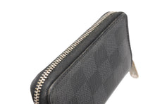Load image into Gallery viewer, LOUIS VUITTON ルイヴィトン ジッピーコインパース ダミエグラフィット N63076 フランス製 PVC ブラック シルバー 美品 中古 4b011565