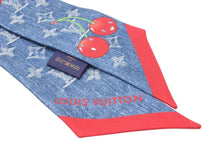 Load image into Gallery viewer, 新品未使用 LOUISVUITTON ルイヴィトン LV×TM バンドーBB スカーフ 2025SS M96390 モノグラムデニムチェリー シルク ブルー レッド 中古 4b012053