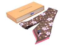 Load image into Gallery viewer, 極美品 LOUIS VUITTON ルイヴィトン 村上隆 バンドーBB スカーフ チェリーブロッサム モノグラム M96084 シルク ブラウン 中古 4b012046