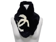 Load image into Gallery viewer, 極美品 CHANEL シャネル デカココマーク ラパンネックウォーマー マフラー ラパン ブラック ホワイト 中古 4b012541